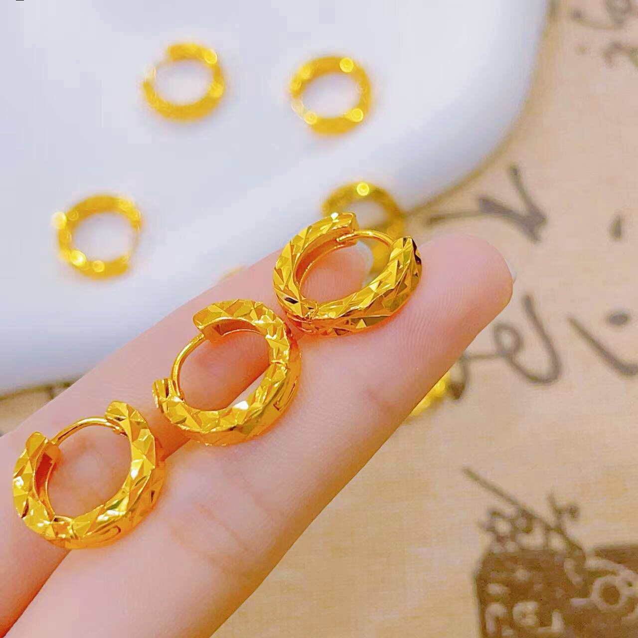 Серьги-кольца с эффектом сияни – обзор и цена Photography Yellow